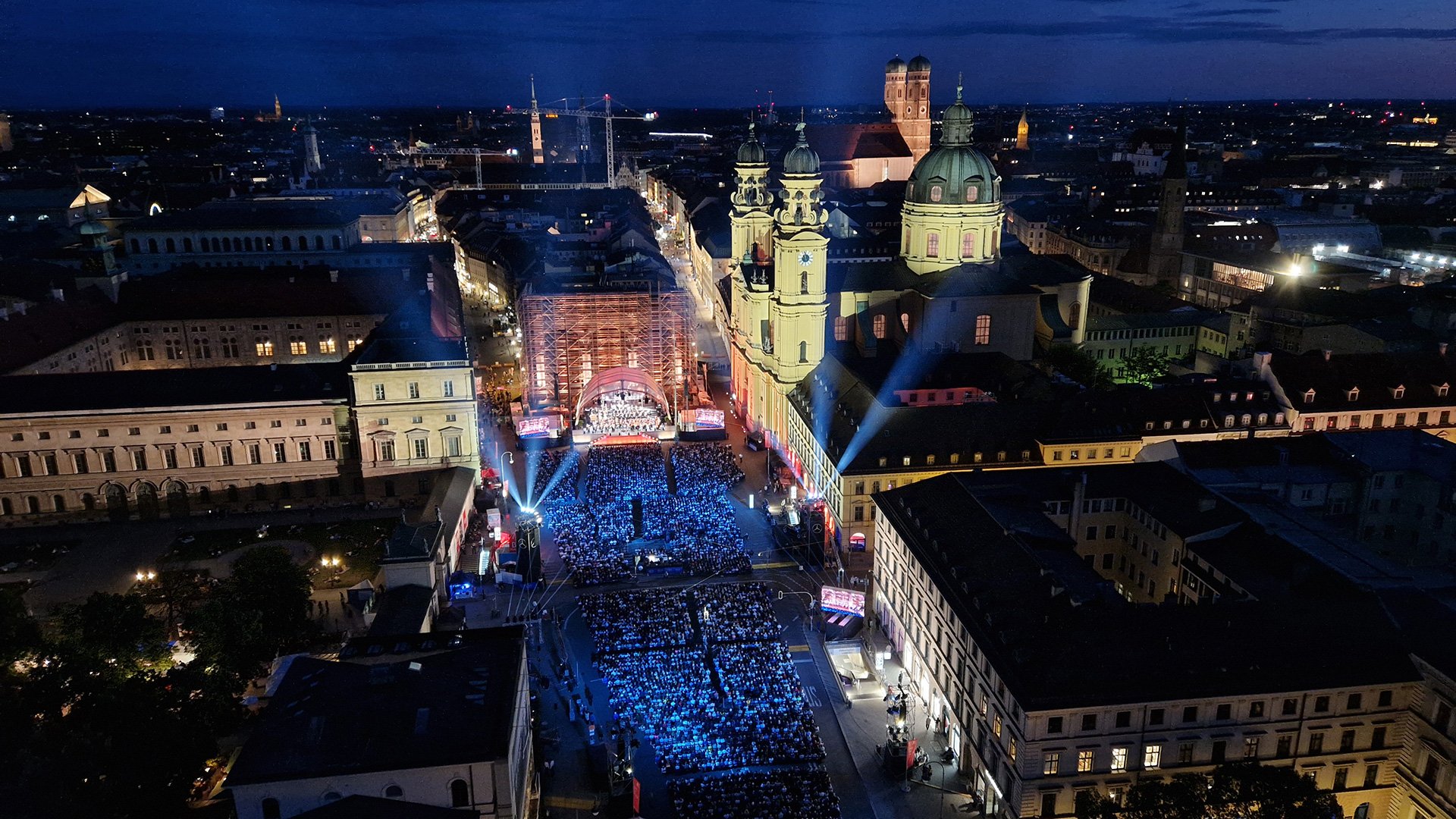 Foto vom Odeonsplatz von oben mit Klassik am Odeonsplatz