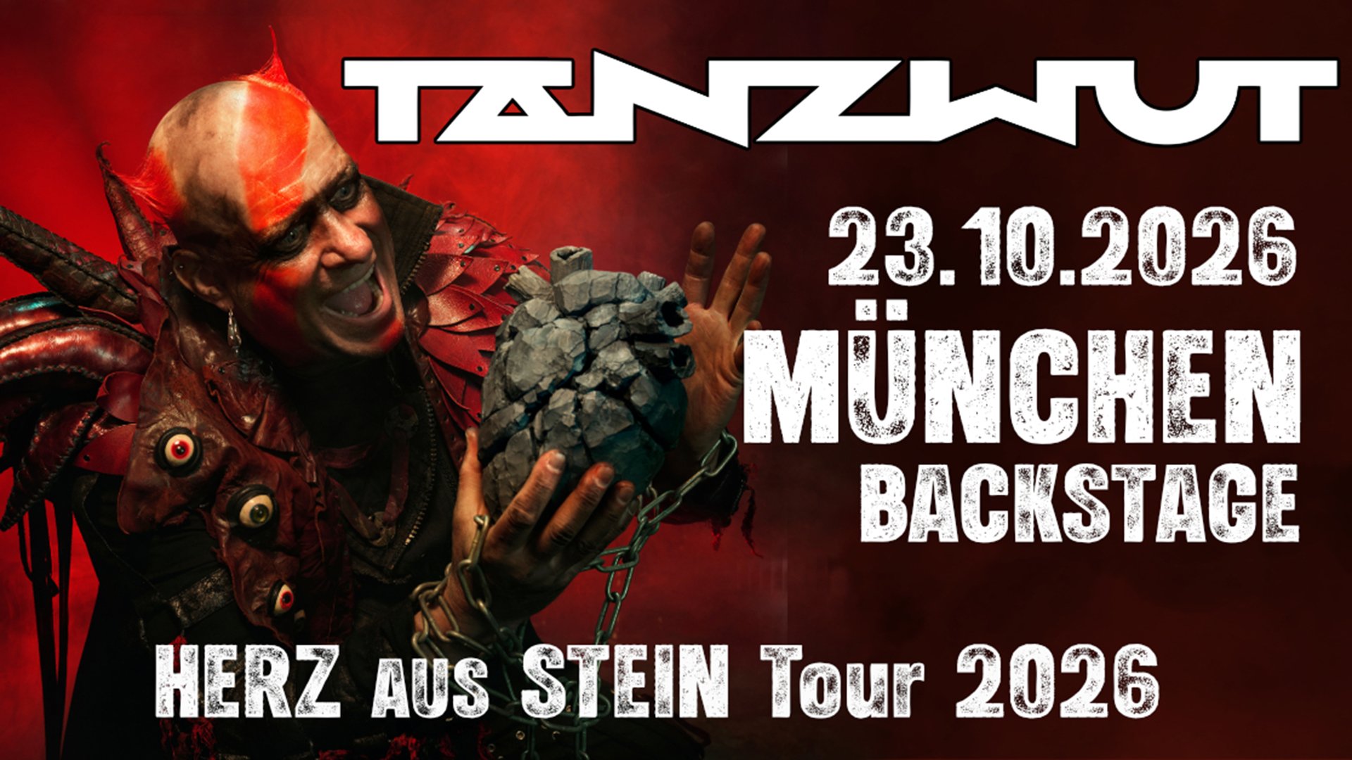 Keyvisual zum Konzert „Tanzwut – Herz aus Stein Tour 2026“: Dunkles, rot dominiertes Motiv mit fantasievoller, maskenartiger Figur im Vordergrund. Rechts stehen die Angaben „23.10.2026“, „München“ und „Backstage“. Oben ist der Schriftzug „Tanzwut“ zu sehen.
