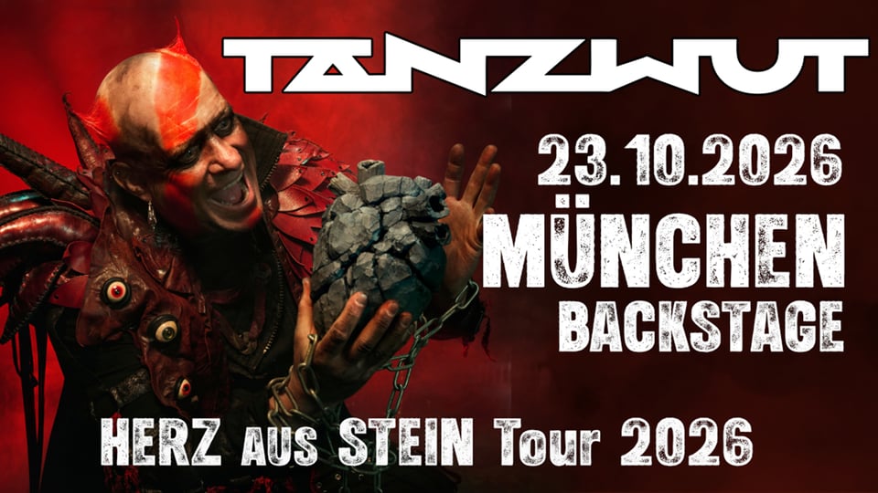 Keyvisual zum Konzert „Tanzwut – Herz aus Stein Tour 2026“: Dunkles, rot dominiertes Motiv mit fantasievoller, maskenartiger Figur im Vordergrund. Rechts stehen die Angaben „23.10.2026“, „München“ und „Backstage“. Oben ist der Schriftzug „Tanzwut“ zu sehen.
