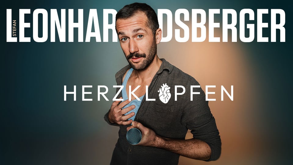Plakat Herzklopfen mit Stefan Leonhardsberger der mit Mikrofon und Hand an der Brust vor farbigem Hintergrund steht