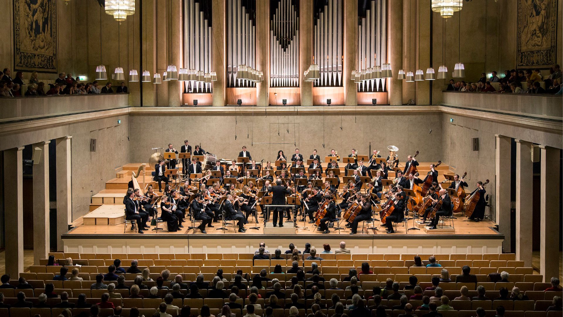 Foto für die Veranstaltung des Konzerts der 32. Osterakademie des Bruckner Akademie Orchesters mit einem Bild der Bühne und dem Orchester