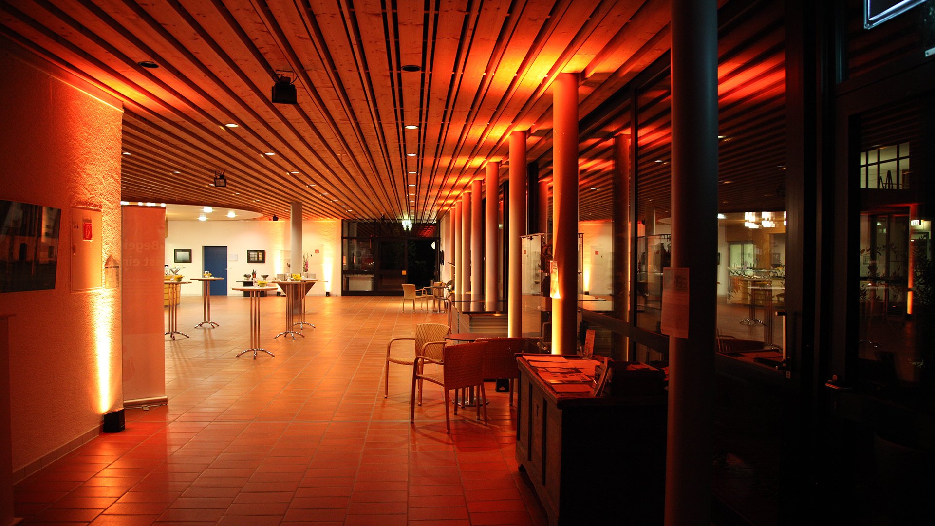 Foto für die Veranstaltung des Klassikfestivals AMMERSEErenade mit einem Bild des Veranstaltungsortes in orangefarbener Beleuchtung