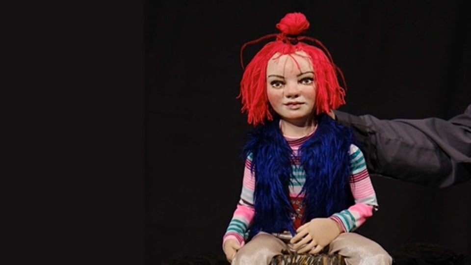 Ein Foto von einer Puppe vor schwarzem Hintergrund für die Veranstaltung ‚Die tapfere Schneiderin‘