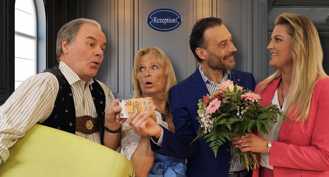 Vier Darsteller vor einem Schildmit Aufschrift "Rezeption"