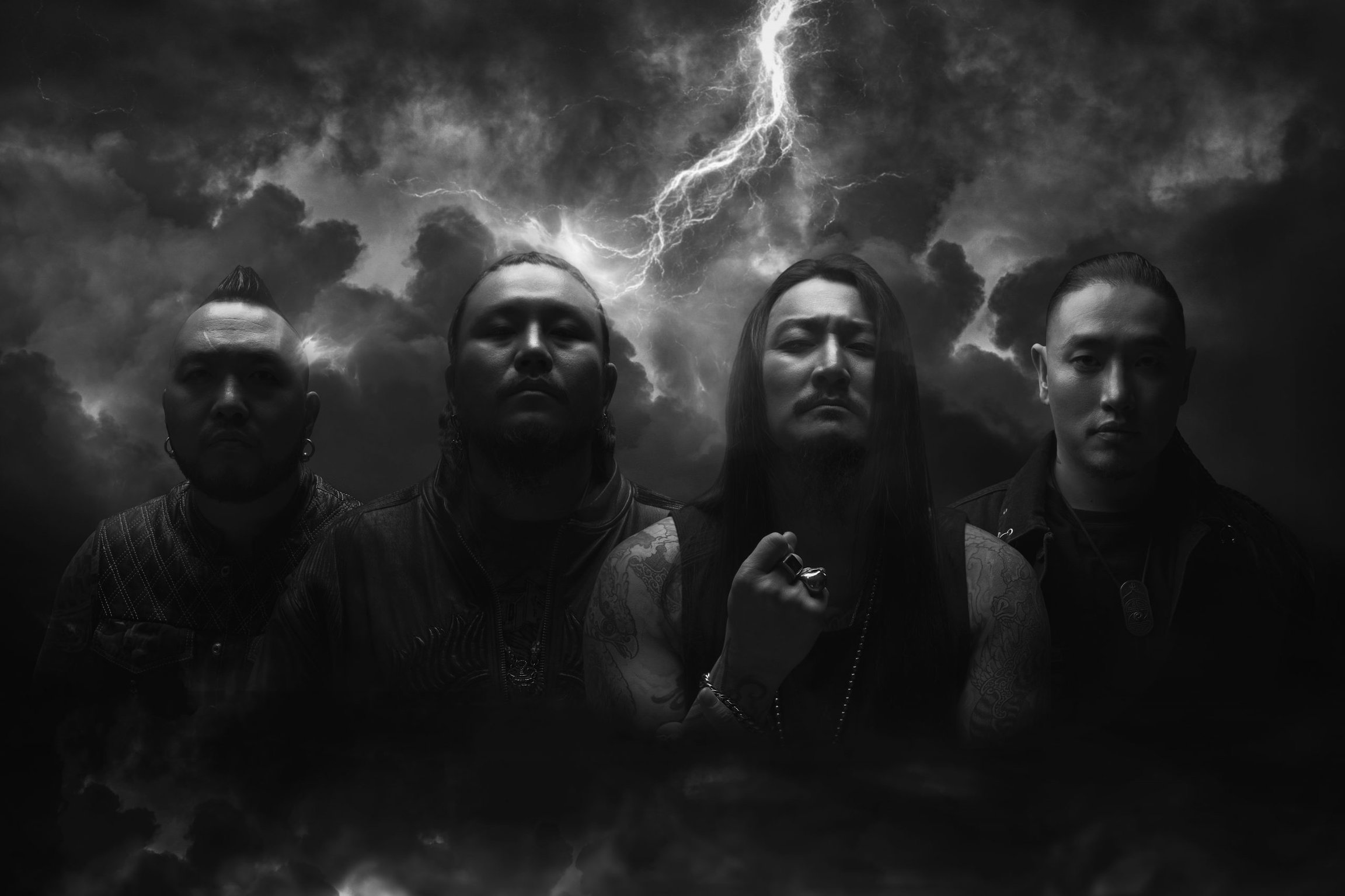 EIn schwarz weiss Foto der Band The Hu mit Gewitter und Blitz im Hintergrund