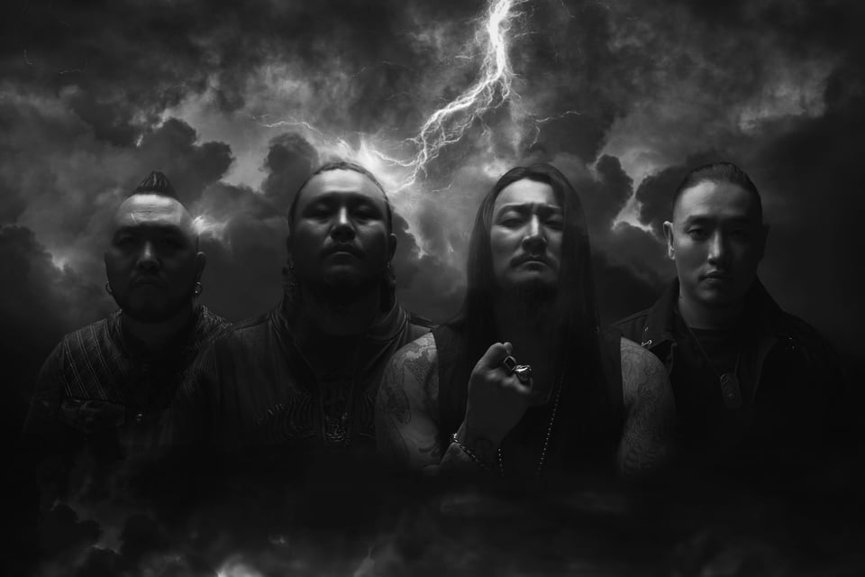 EIn schwarz weiss Foto der Band The Hu mit Gewitter und Blitz im Hintergrund