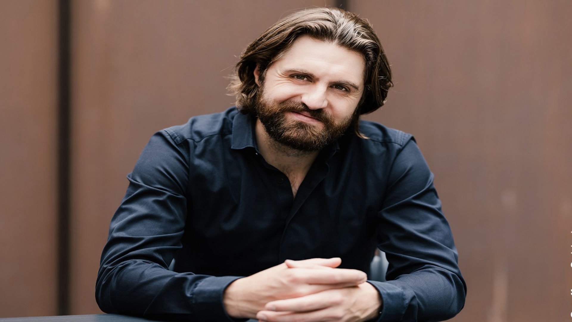 Foto für das Event von Konstantin Krimmel mit dem Künstler vor braunem Hintergrund.