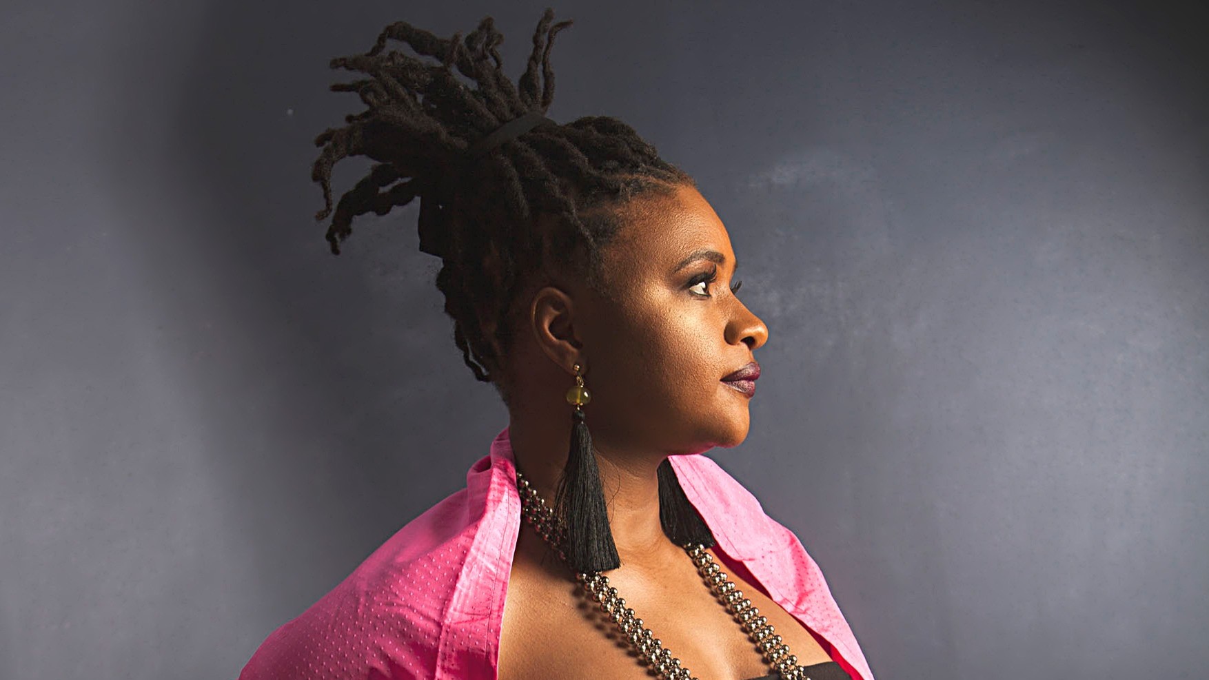 Foto der Sängerin im Profil in pinker Kleidung 
