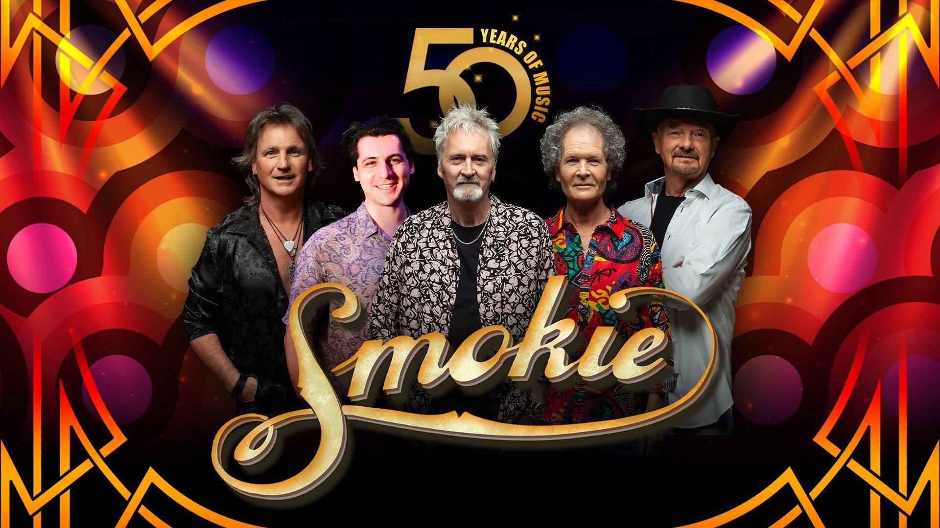 Auf dem Artwork ist die Band Smmokie zu sehen mit dem Schriftzug Smokie und einem Logo "50 Years of Music"