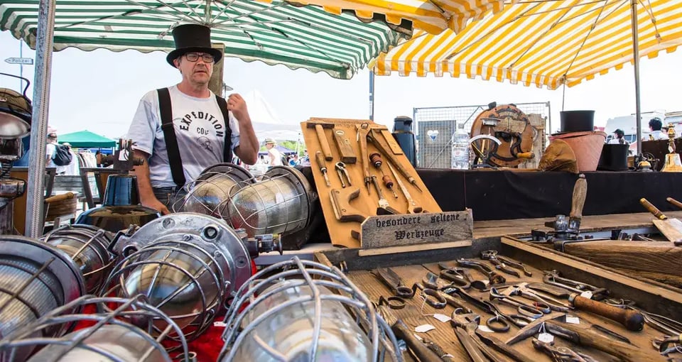 Person verkäuft seltene Werkzeuge auf einem Flohmarkt