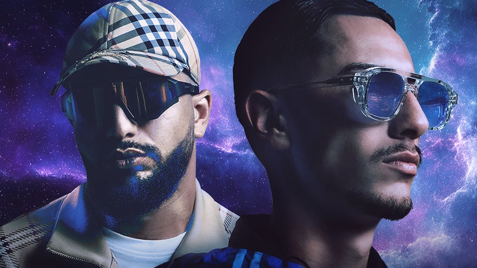 Foto für die Veranstaltung von Ayman & Amo mit beiden Künstlern vor einem blauen Hintergrund mit Sturm-Effekt.