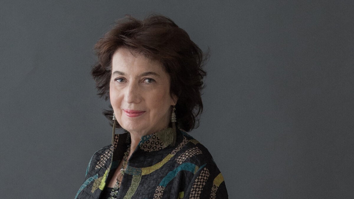 Dame imogen Cooper in einer gemusterten Bluse vor grauem Hintergrund