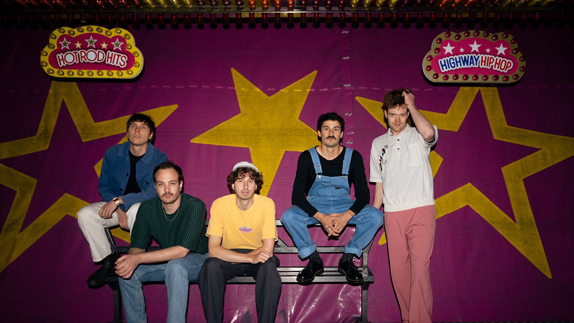 Von Wegen Lisbeth vor einem lila Hintergrund mit gelben Sternen