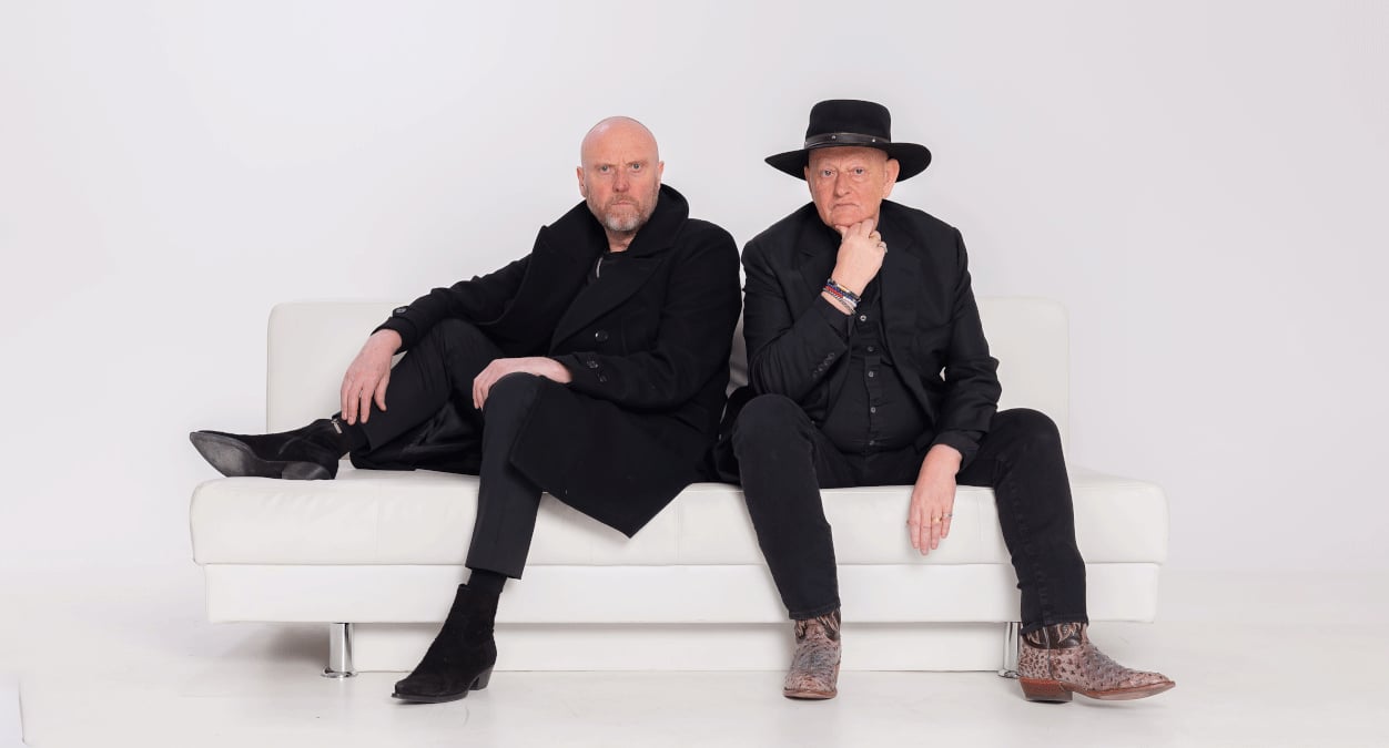 Foto der Band in schwarzer Kleidung vor weißem Hintergrund