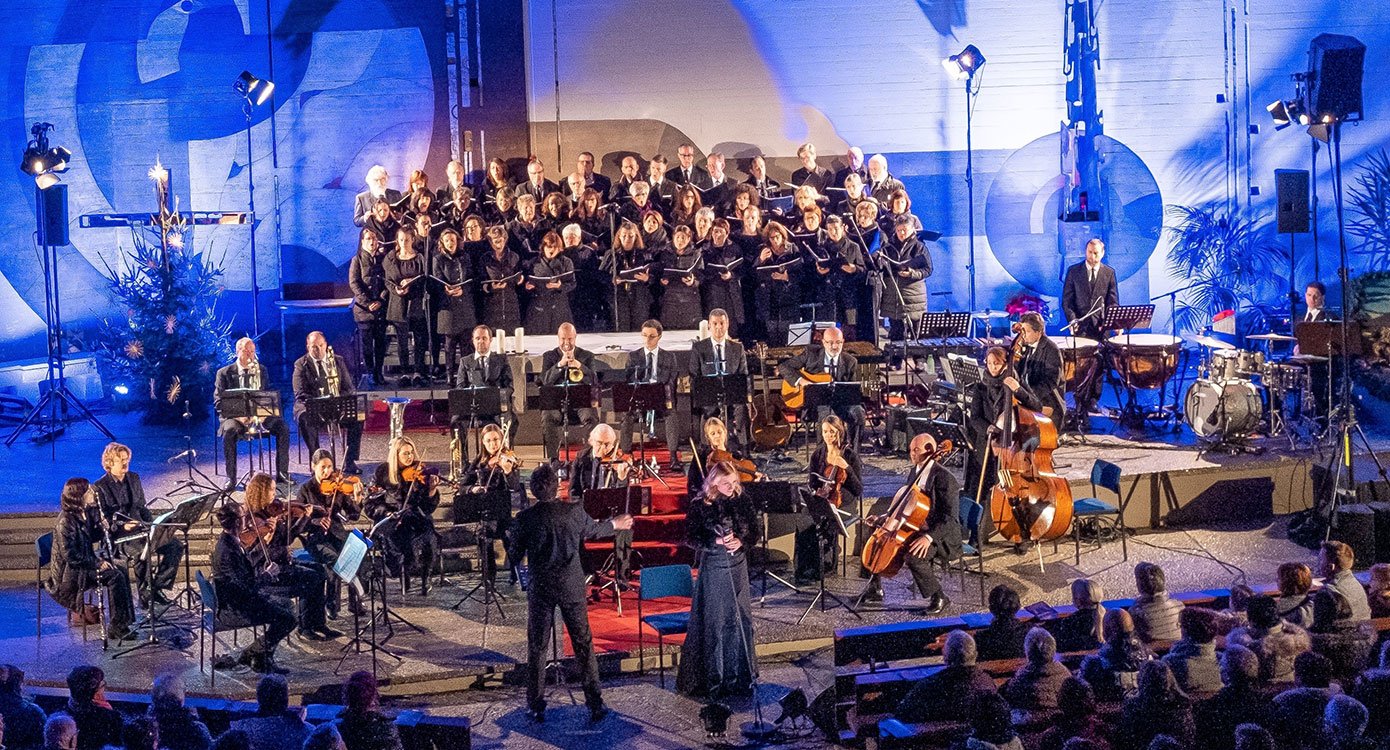 Foto eines Orchesters auf einer Bühne
