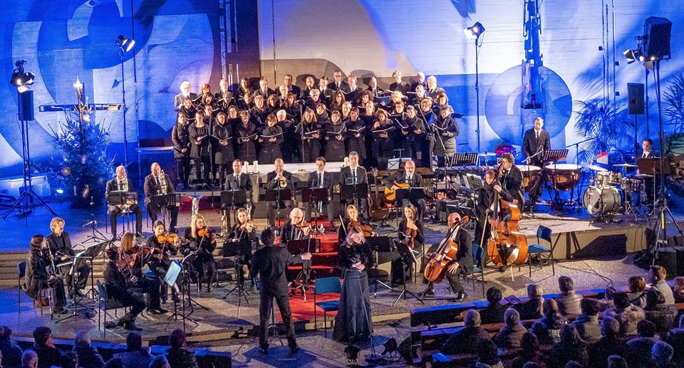 Foto eines Orchesters auf einer Bühne