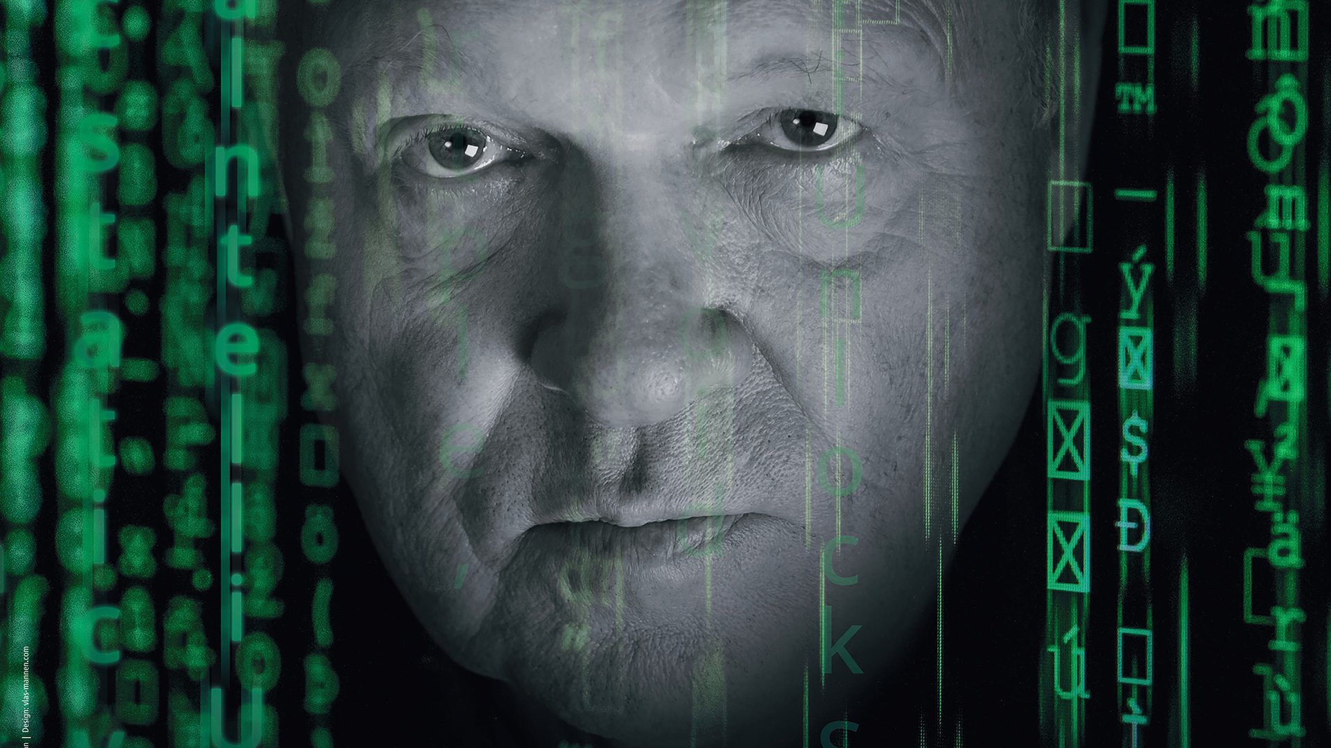 Porträt eines Mannes mit ernstem Blick vor digitaler Matrix-ähnlicher Grafik aus grünen Zeichen und Codesymbolen.