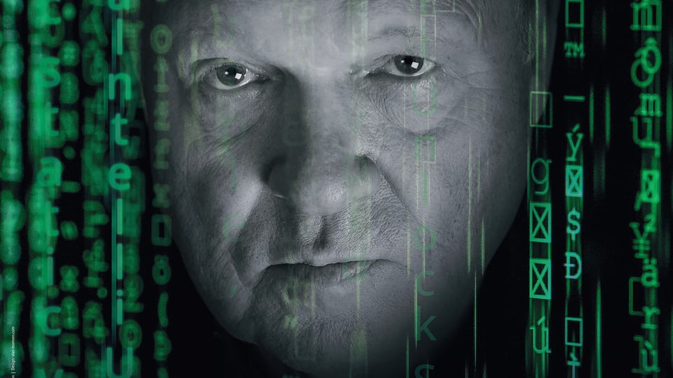 Porträt eines Mannes mit ernstem Blick vor digitaler Matrix-ähnlicher Grafik aus grünen Zeichen und Codesymbolen.