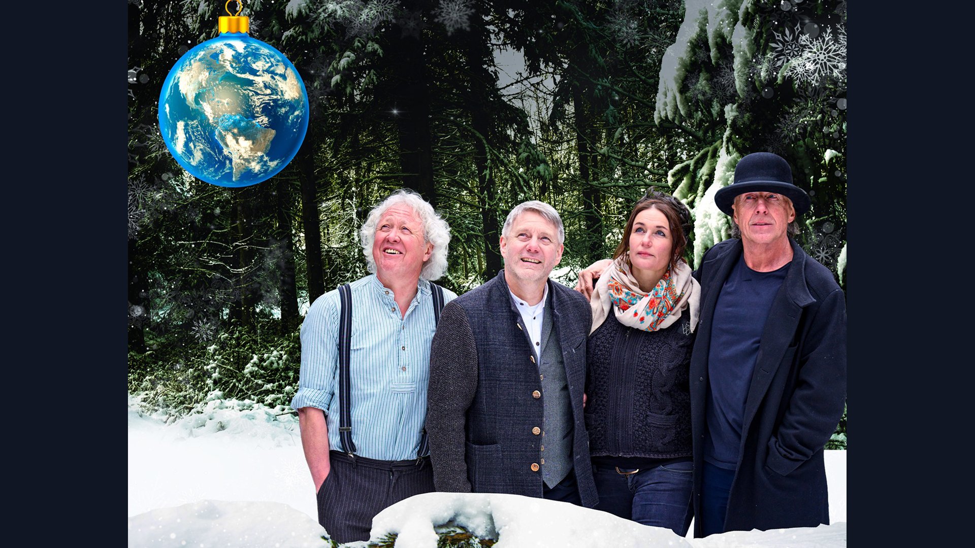  Plakat mit vier Personen in winterlicher Waldlandschaft, die zu einer großen blauen Christbaumkugel in Form der Erde aufblicken, vor verschneiten Bäumen 