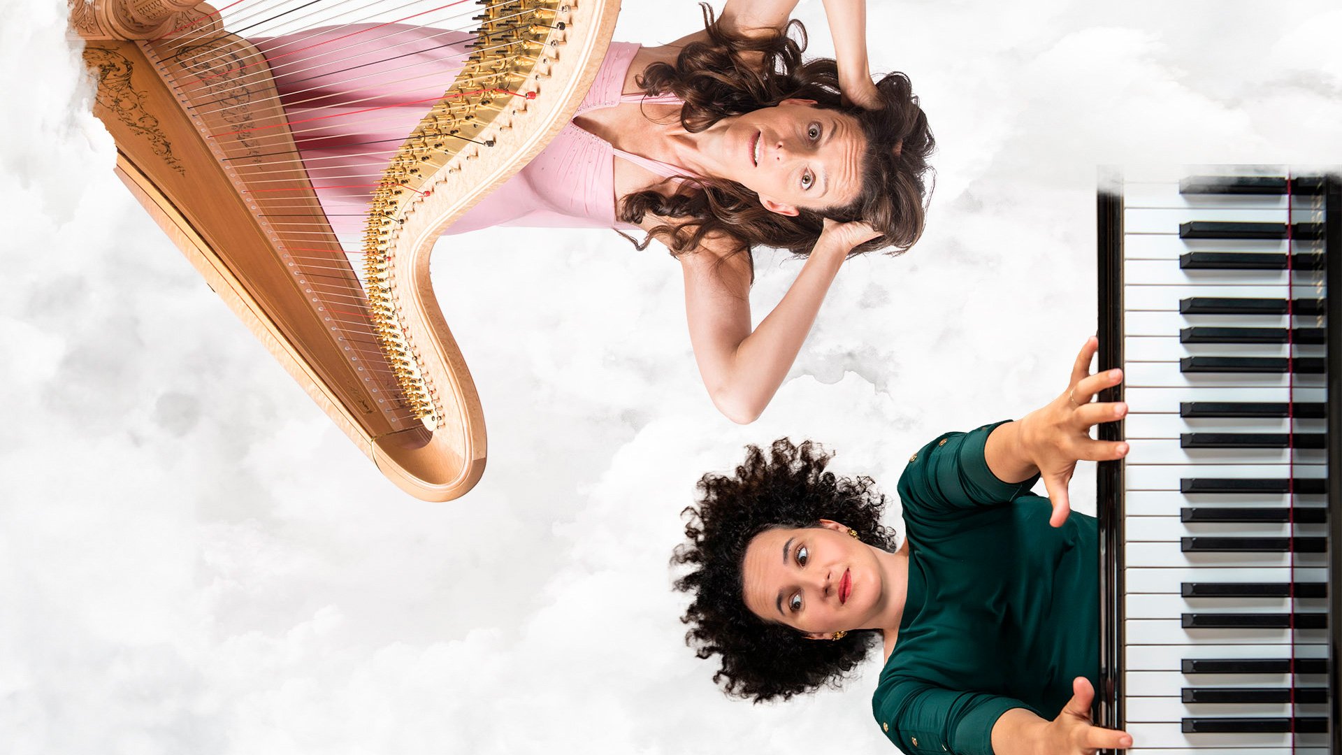 Foto für das Event ‚Silke Aichhorn & Lisa Wellisch: Lebenslänglich frohlocken‘, mit den beiden Künstlerinnen zusammen mit einem Klavier und einer Harfe vor einem weißen Hintergrund, der wie eine Wolke wirkt
