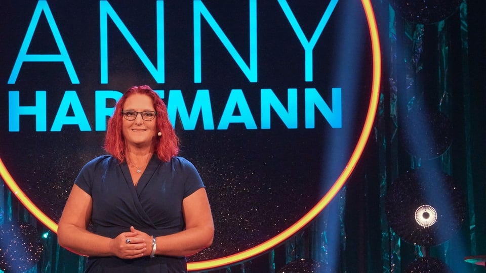 Foto für das Event Anny Hartmann – Klima‑Ballerina mit einer Typografie ihres Namens im Hintergrund