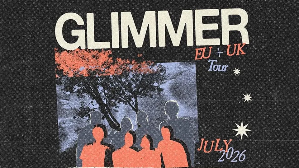 Plakat mit stilisierten Personen vor Landschaft und Baum auf körnigem Hintergrund sowie großem Schriftzug GLIMMER und Tourangaben