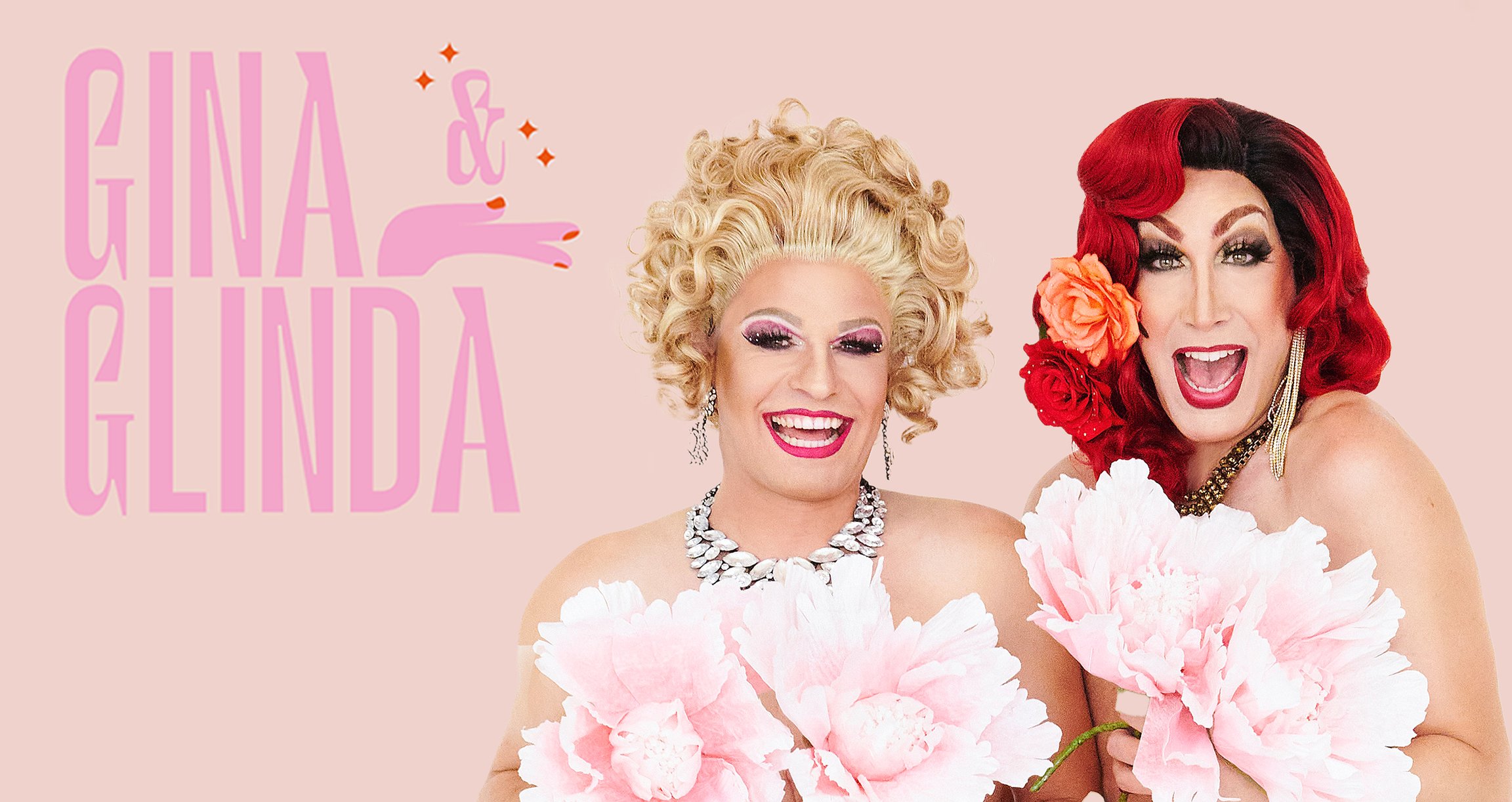 Gina und Glinda vor einem pinken Hintergrund bedeckt von rosanen Blumen
