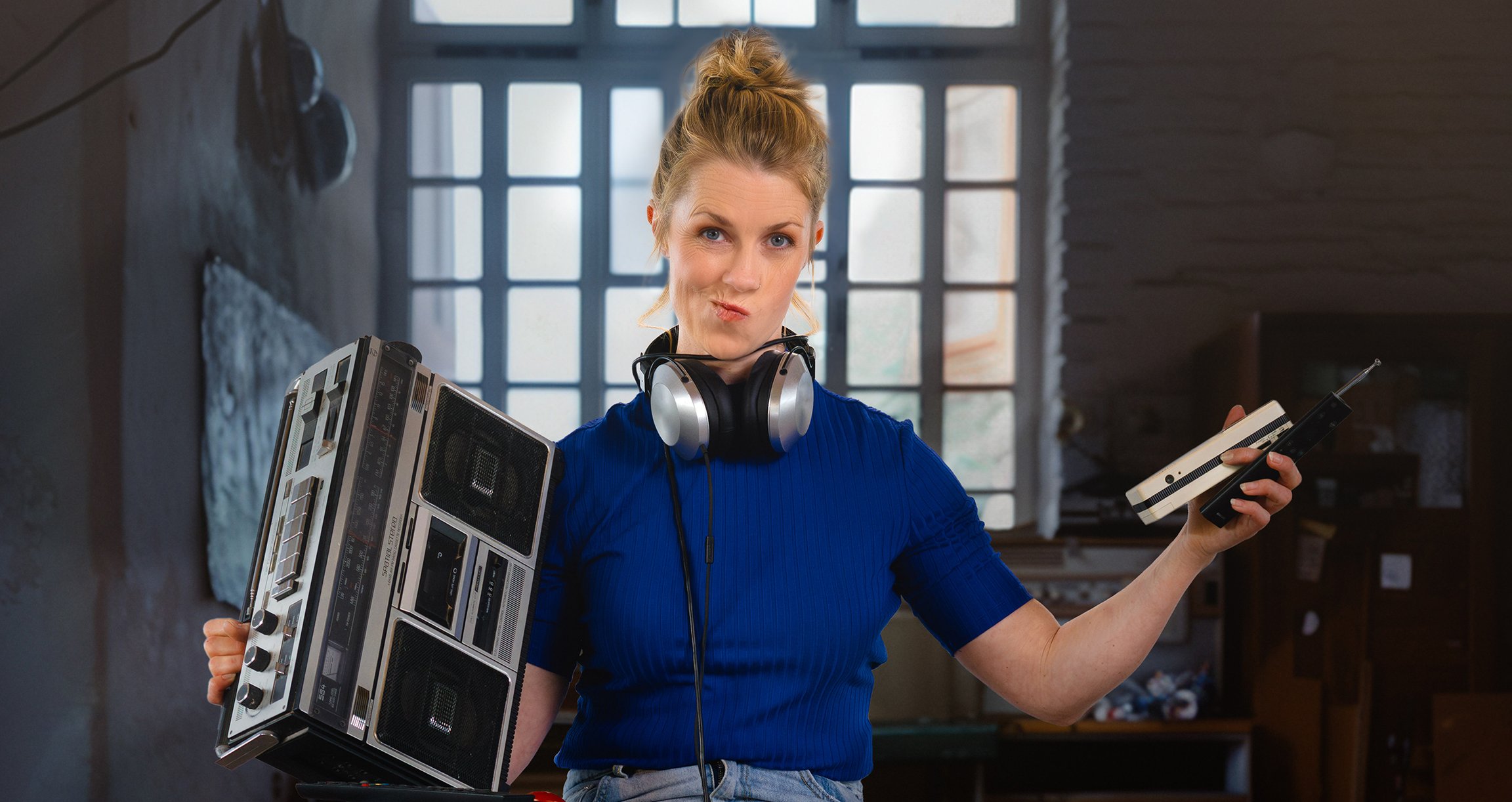 eine Frau mit einem antiken Radio in der Hand und einem Fenster im Hintergrund