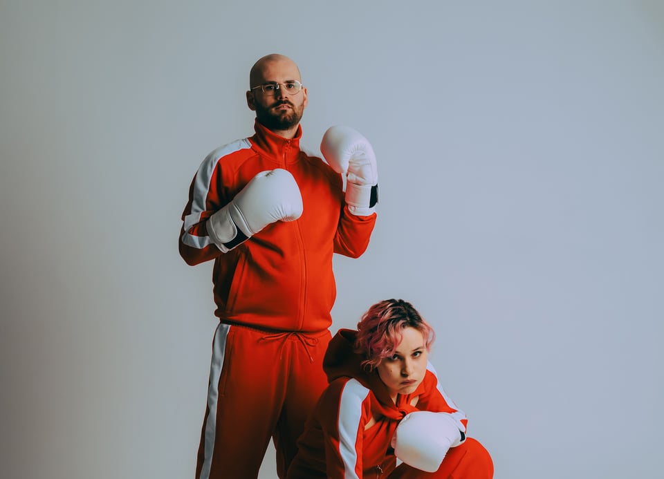 ok.danke.tschüss mit roten Trainingsanzügen und Boxhandschuhen
