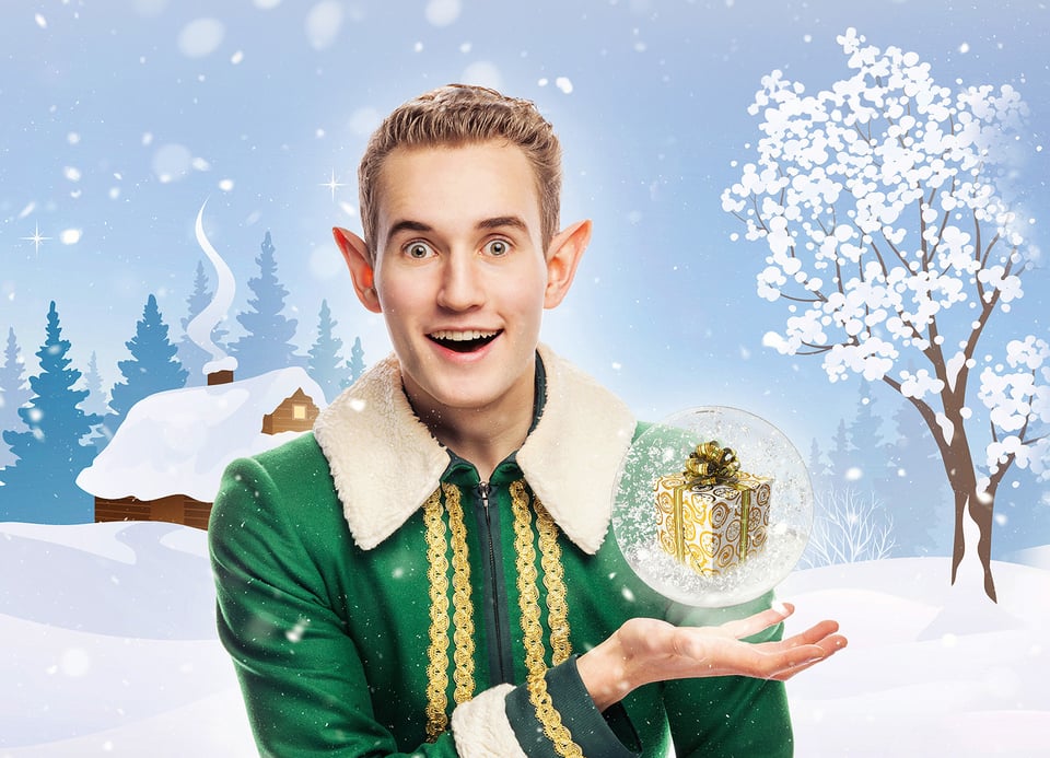 Mann mit Elfenohren in weihnachtlicher Kleidung vor Zeichnung mit WInterlandschaft, eine Kugel mit Geschenk in der Hand