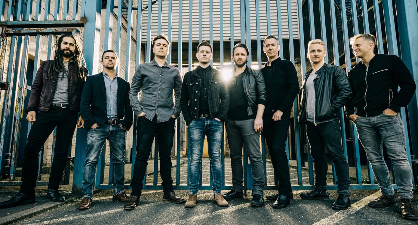 Foto der Rockband „Skerryvore“ mit ihren acht Mitgliedern
