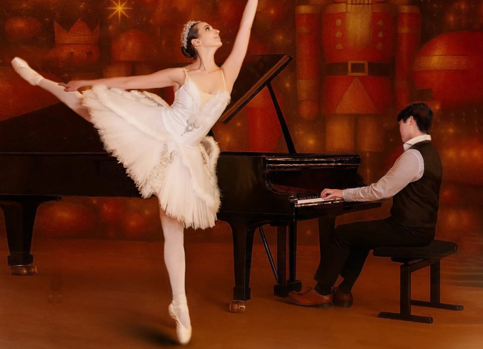 Ballerina tanzend vor Konzertfügel und Pianist