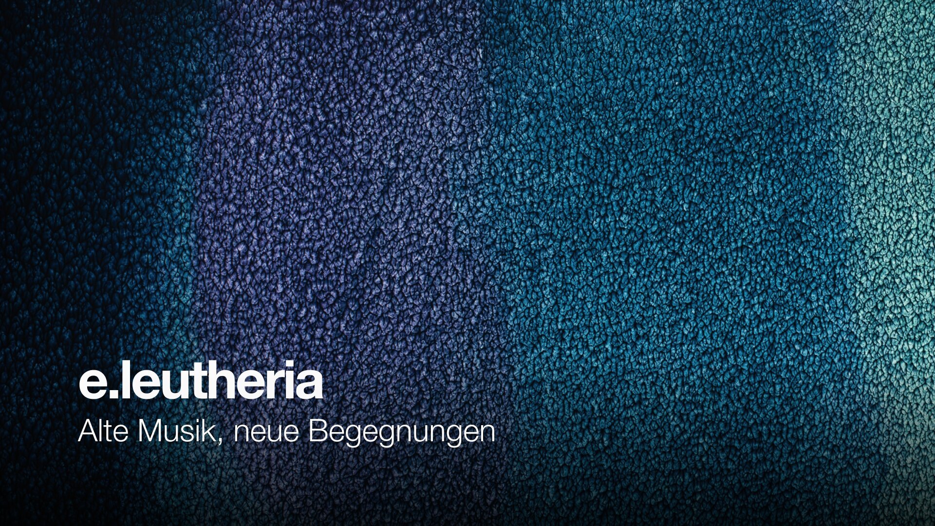 Grafik in violett und blau mit körnigem Untergrund und weißer Aufschrift e.leutheria, Alte Musik, neue Begegnungen