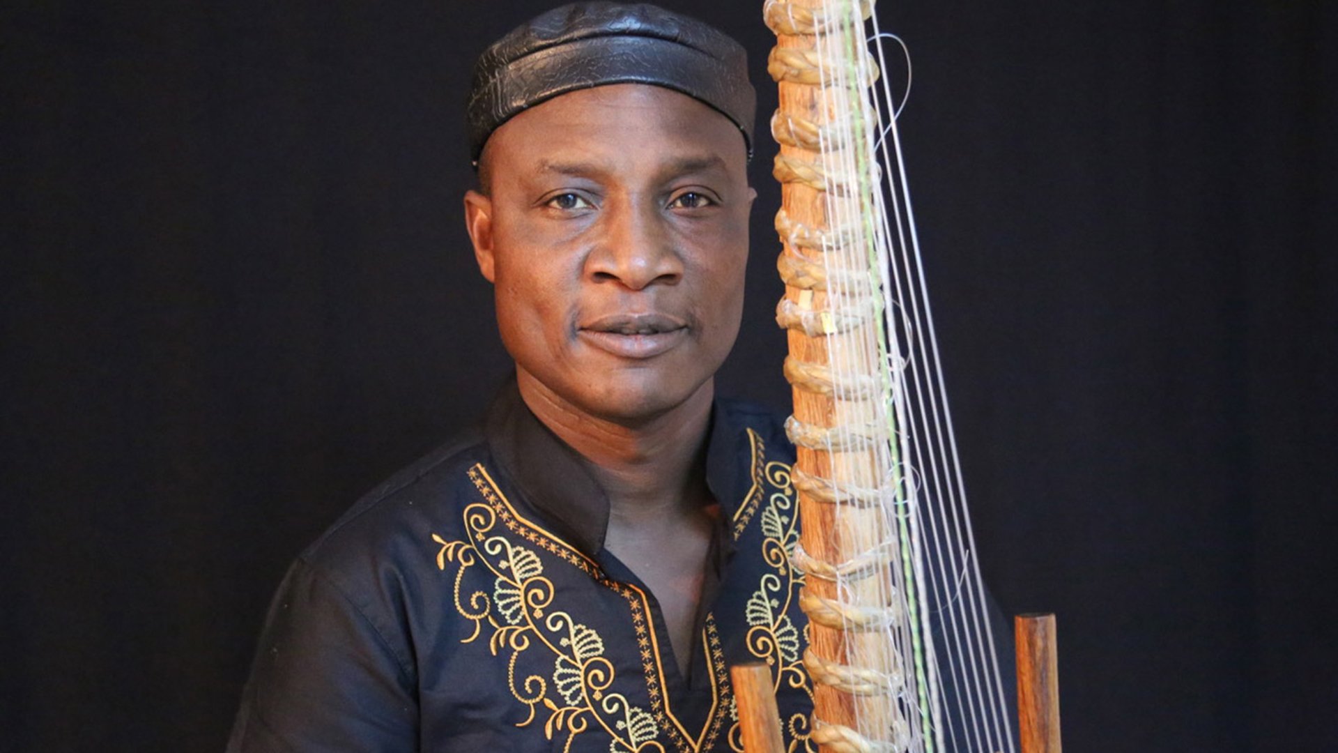 Adjiri Odametey und Band