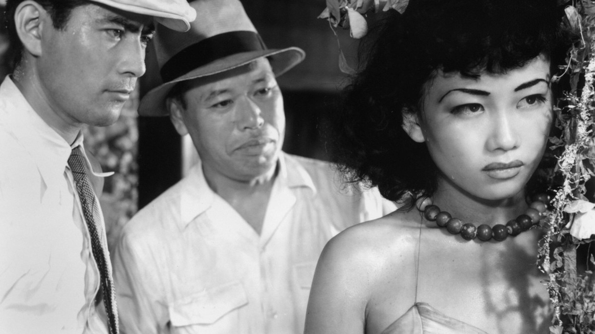 schwarz-weiss Bild von einer Dame und zwei Herren