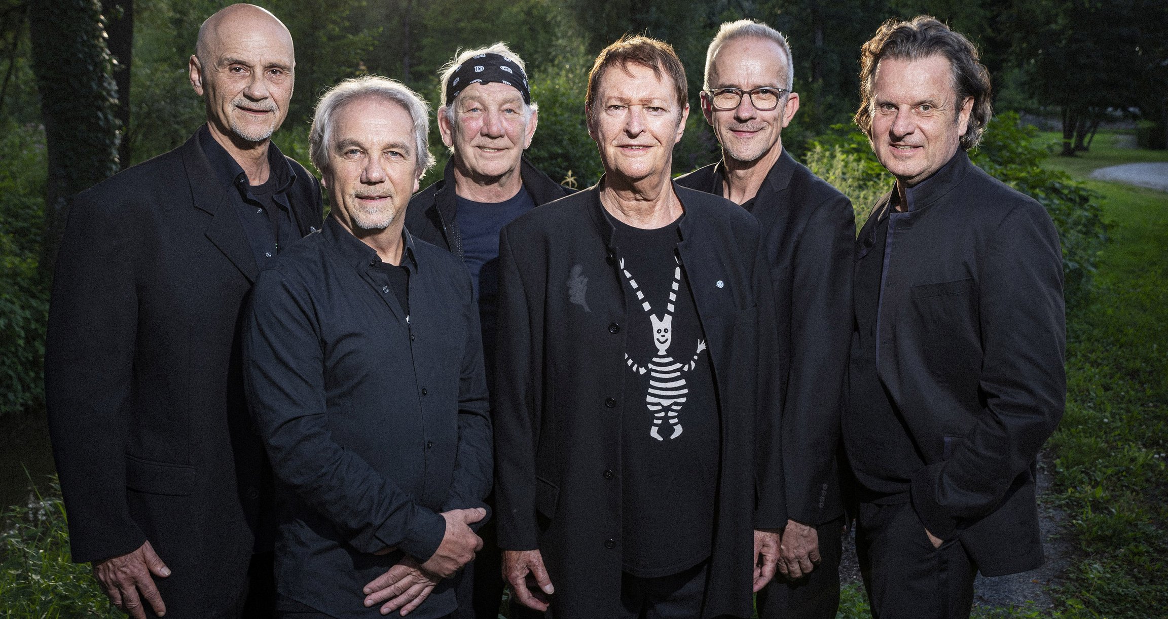 Haindling Bandfoto – Gruppenbild mit Pflanzenlandschaft im Hintergrund