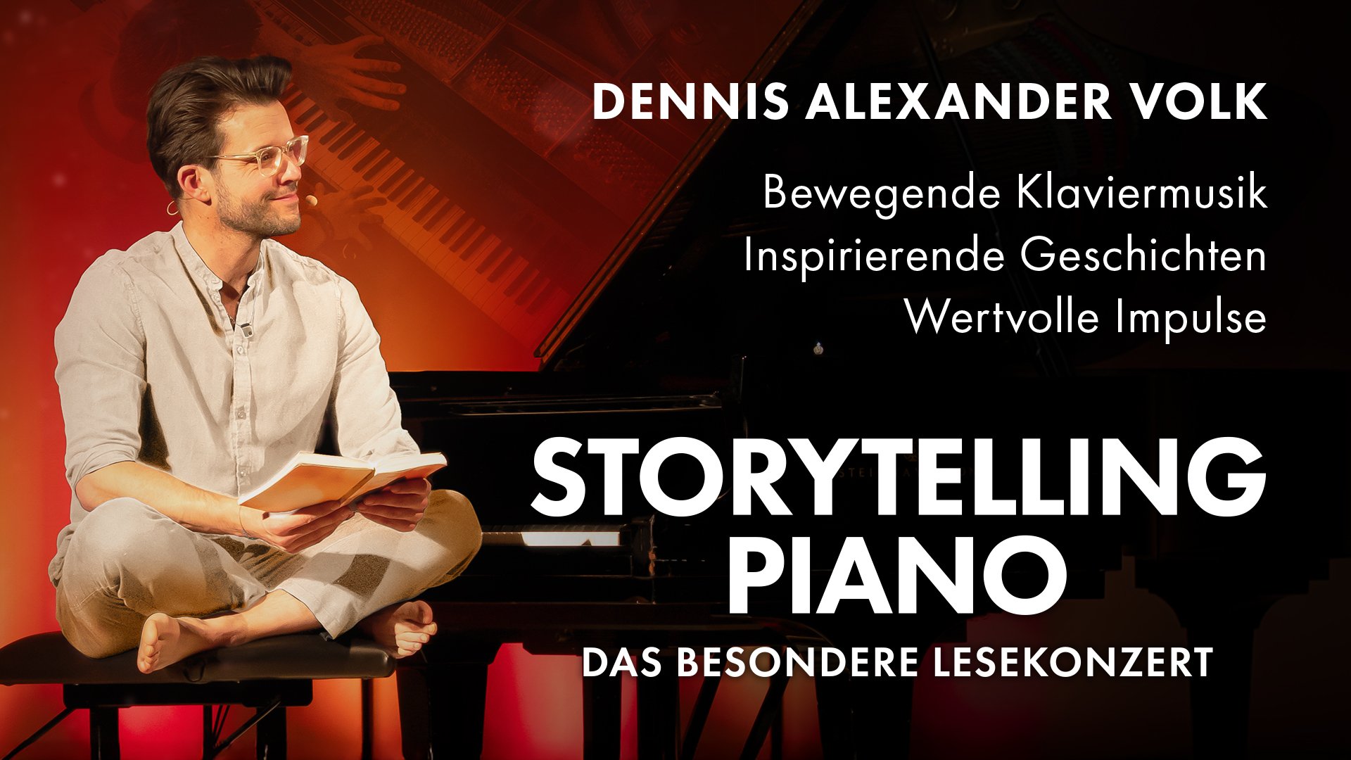 Auf dem Bild ist Dennis Alexander Volk am Konzertflügel zu sehen