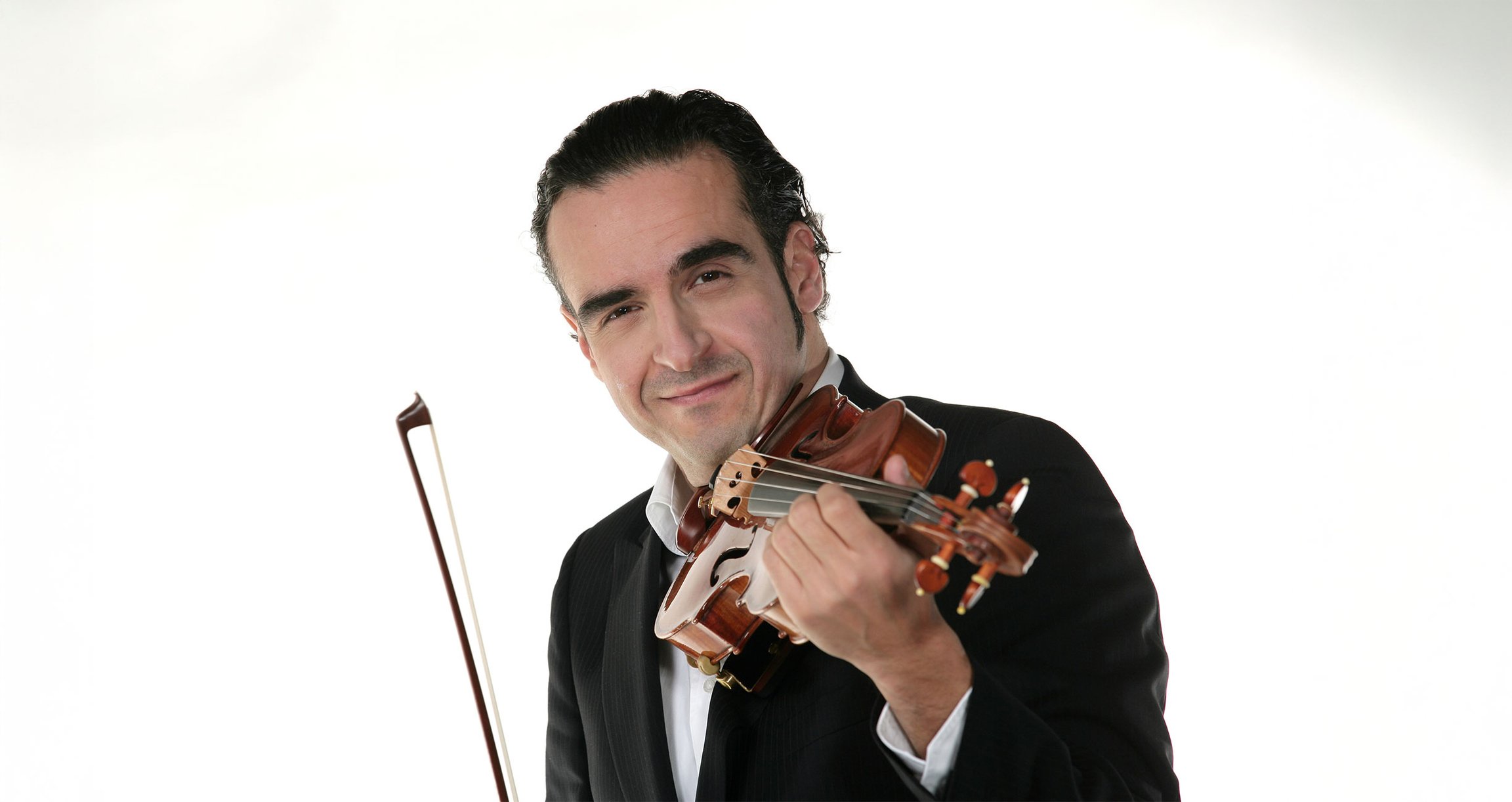 Porträt eines Mannes mit Musikinstrument auf weißem Hintergrund