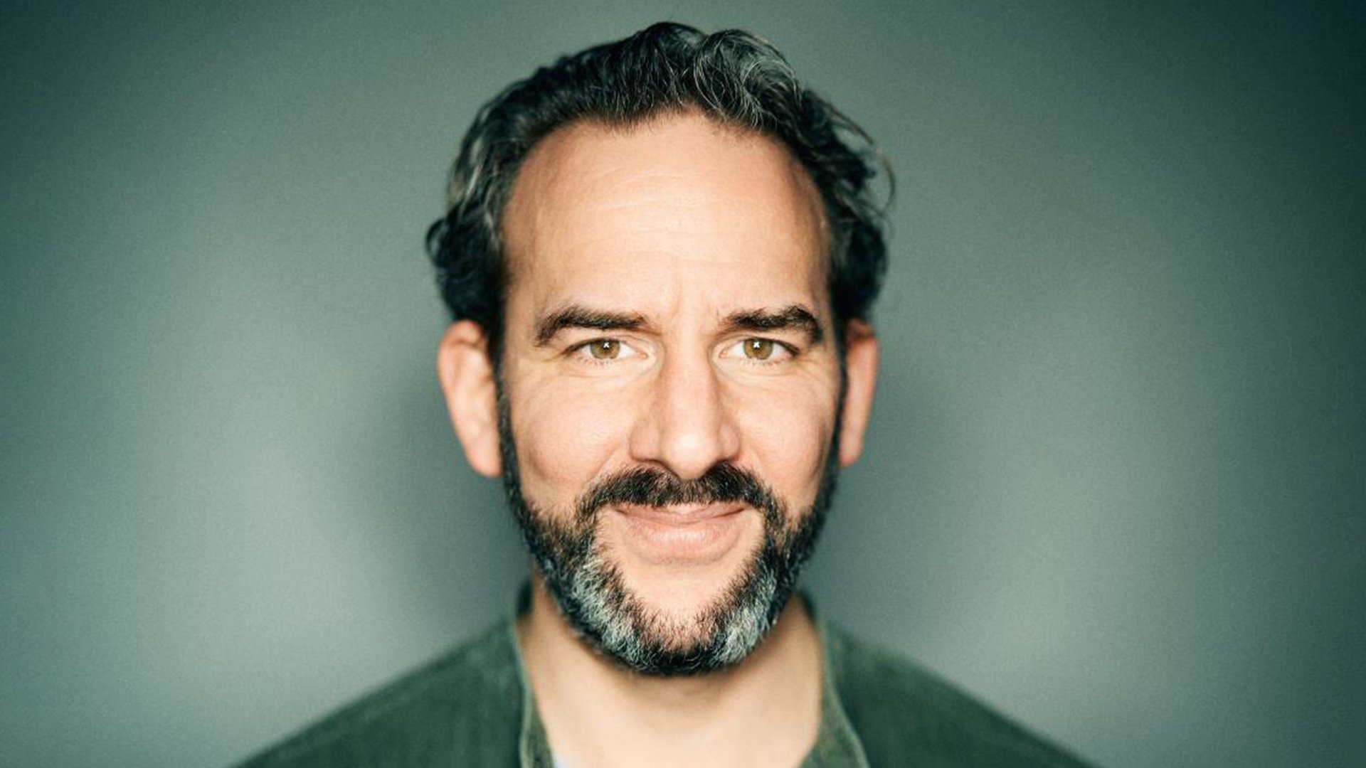 Foto für die Veranstaltung von Philipp Scharrenberg – Verwirren ist menschlich mit dem Künstler vor grünem Hintergrund