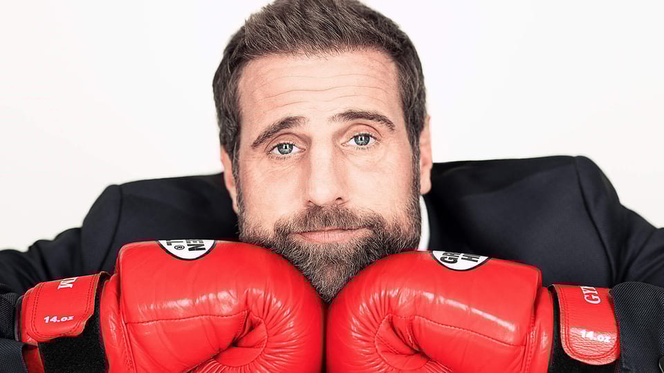 Ein Foto für die Veranstaltung ‚Stefan Schöttler‘ vor weißem Hintergrund mit Boxhandschuhen.