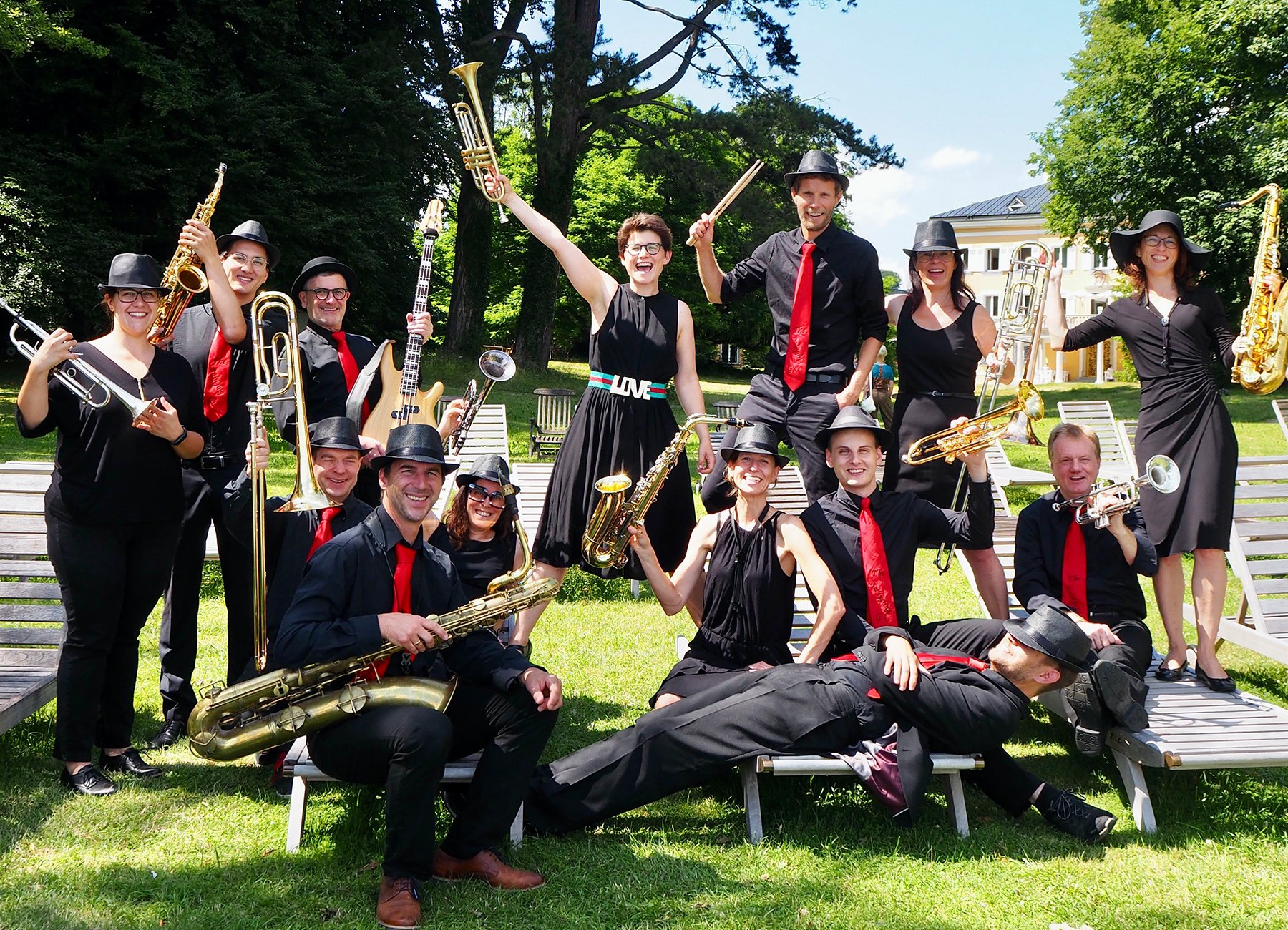 Bigband mit Blasinstrumenten in Park 