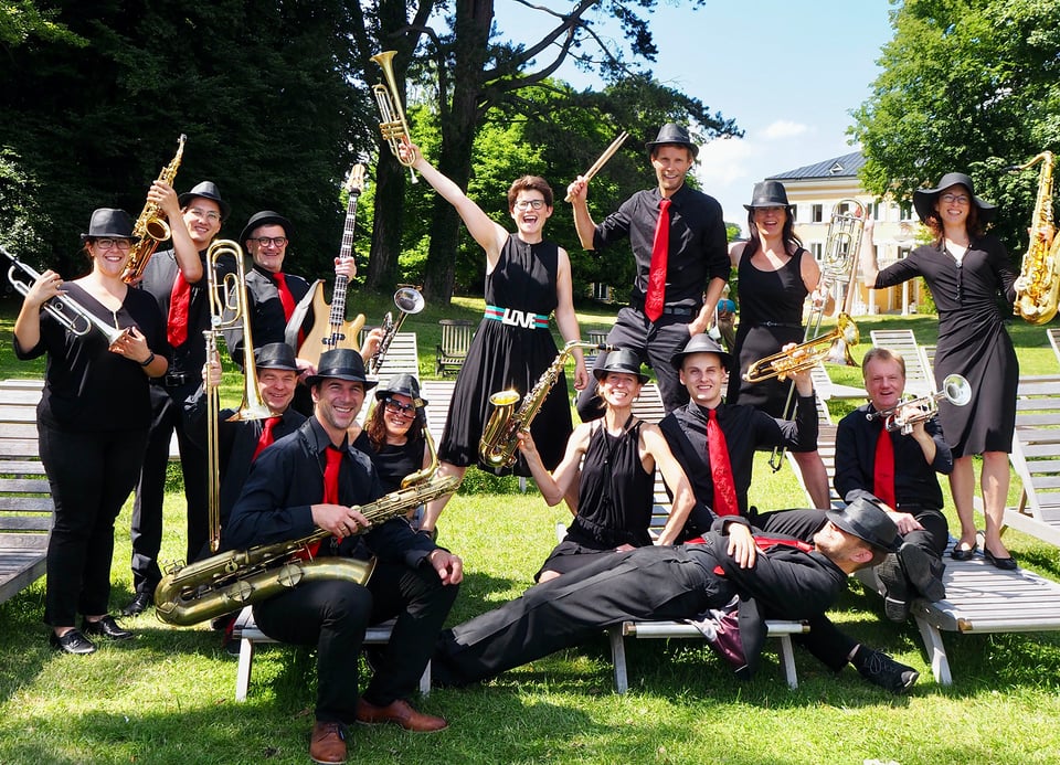 Bigband mit Blasinstrumenten in Park 