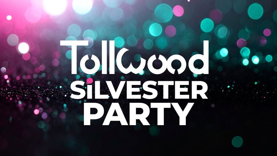Veranstaltungsgrafik zur „Tollwood Silvester Party“. Vor einem Hintergrund aus unscharfen Lichtpunkten in Pink-, Türkis- und Blautönen steht mittig der Schriftzug „Tollwood Silvester Party“ in großen weißen Buchstaben. Die farbigen Lichteffekte erinnern an eine Feier- oder Clubatmosphäre und erzeugen einen festlichen, glitzernden Eindruck. Die Gestaltung ist modern und kontrastreich und stellt den Veranstaltungstitel deutlich in den Mittelpunkt.