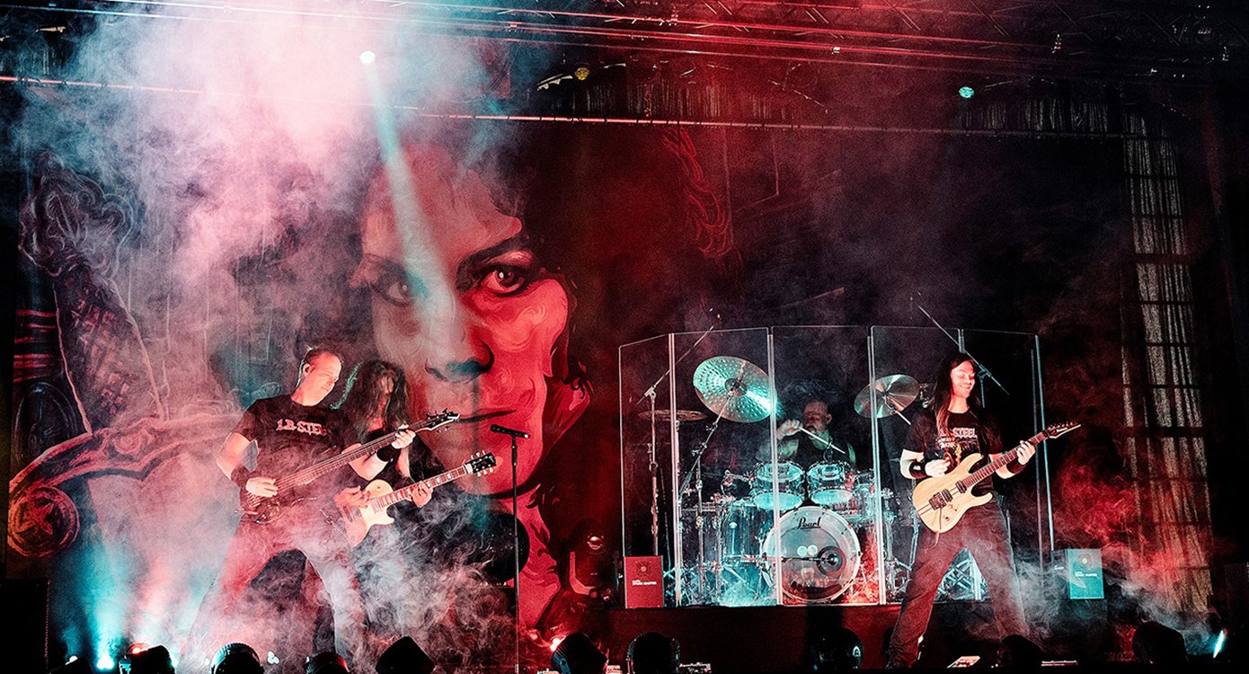 ein Bild der Bühne mit der Band bei einem Live-Konzert