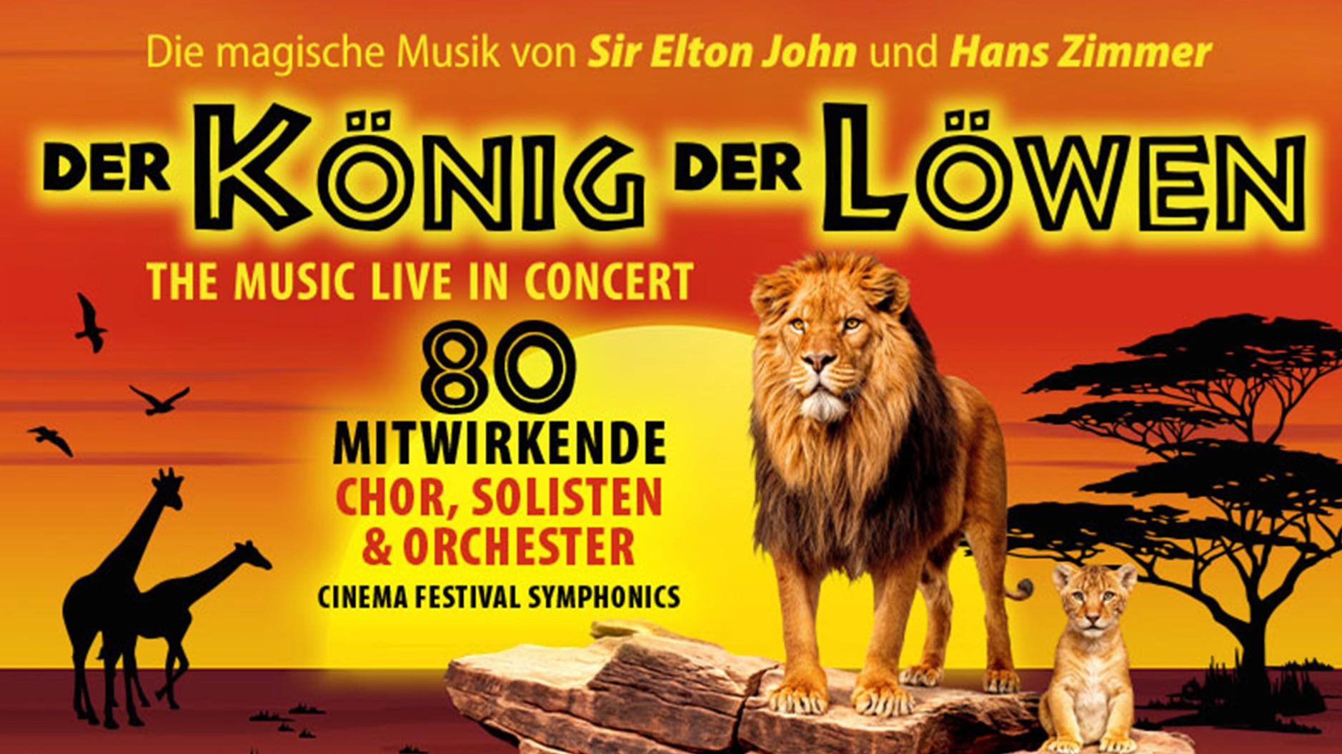 Löwe und Löwenjunges auf einem Felsen vor Savannenlandschaft bei Sonnenuntergang; Silhouetten von Giraffen und Akazien sowie Schriftzüge zu Der König der Löwen – The Music Live in Concert und 80 Mitwirkende.