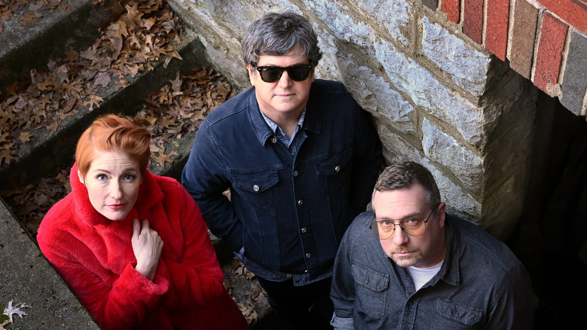 Foto für die Veranstaltung ‚Sixpence None The Richer‘ – drei Männer auf einer Steintreppe, die in einen Keller führt