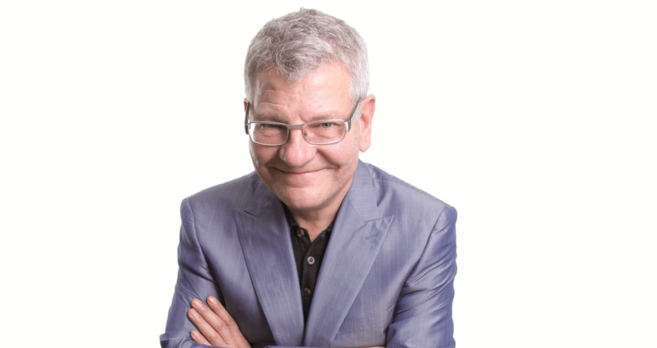 Werner Koczwara vor weißem Hintergrund