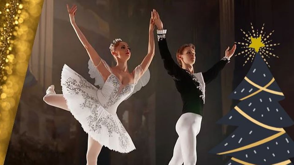 Eine Tänzerin und ein Tänzer der Giulia Dance Company in Ballettkleidung in einer Tanzbewegung, rechts im Bild eine Grafik eines Weihnachtsbaumes in schwarz und gold