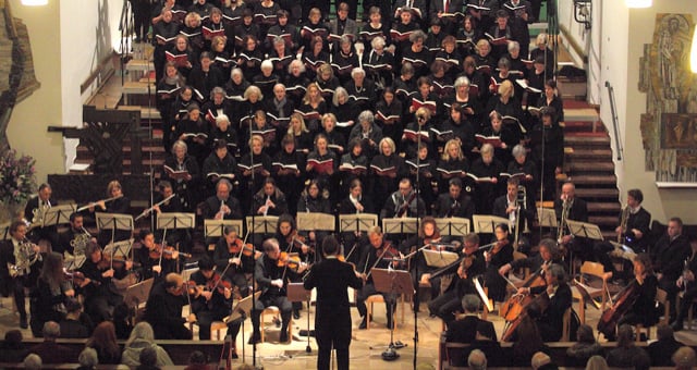 Ein Orchester mit Instrumenten