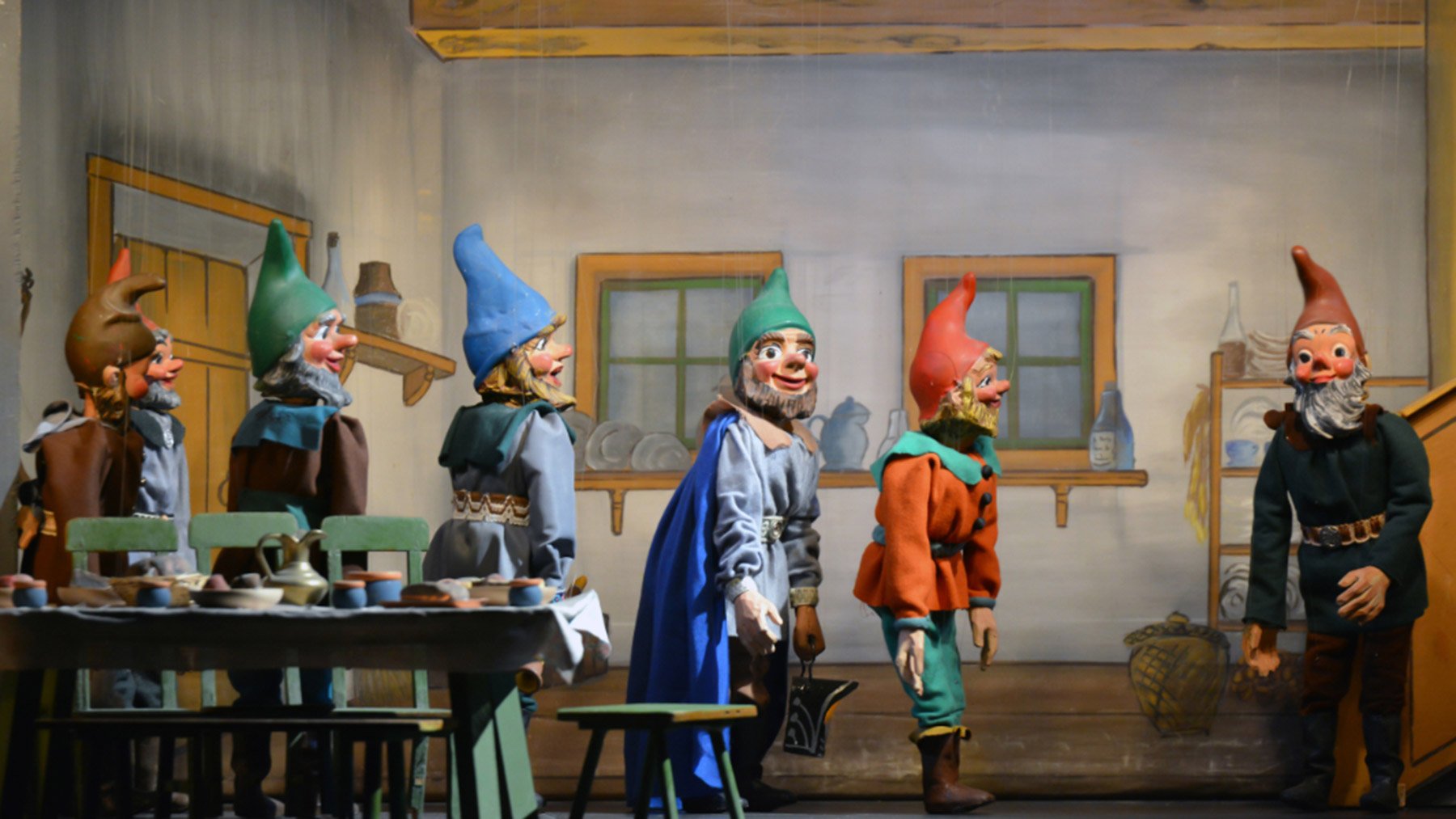 Puppentheateraufführung von Schneewittchen und die sieben Zwerge.